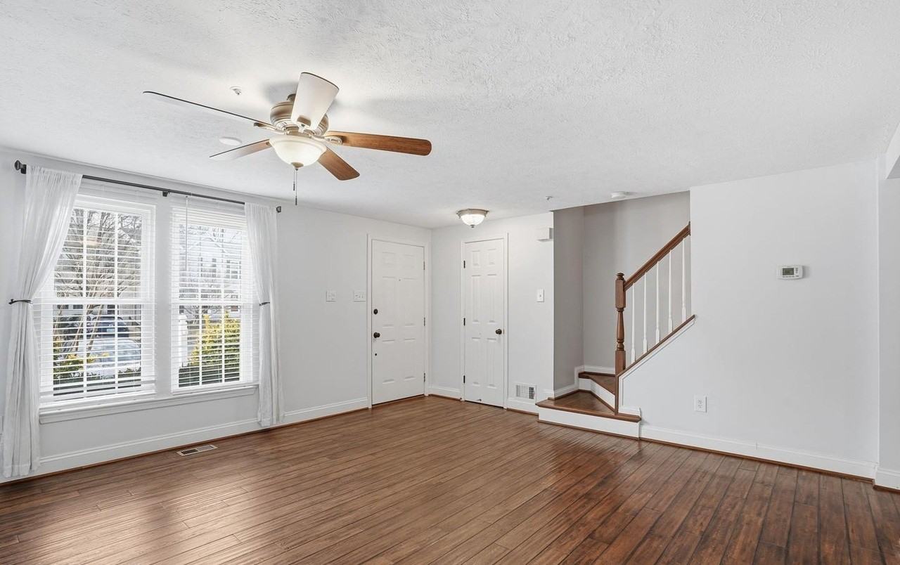 570 Quaker Ridge Ct - Photo 4 of 21