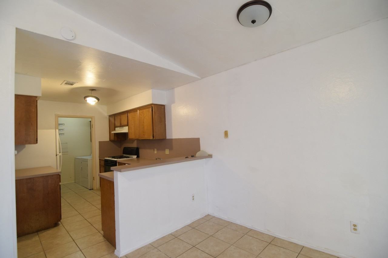 1202 Westway Cir - Photo 4 of 12