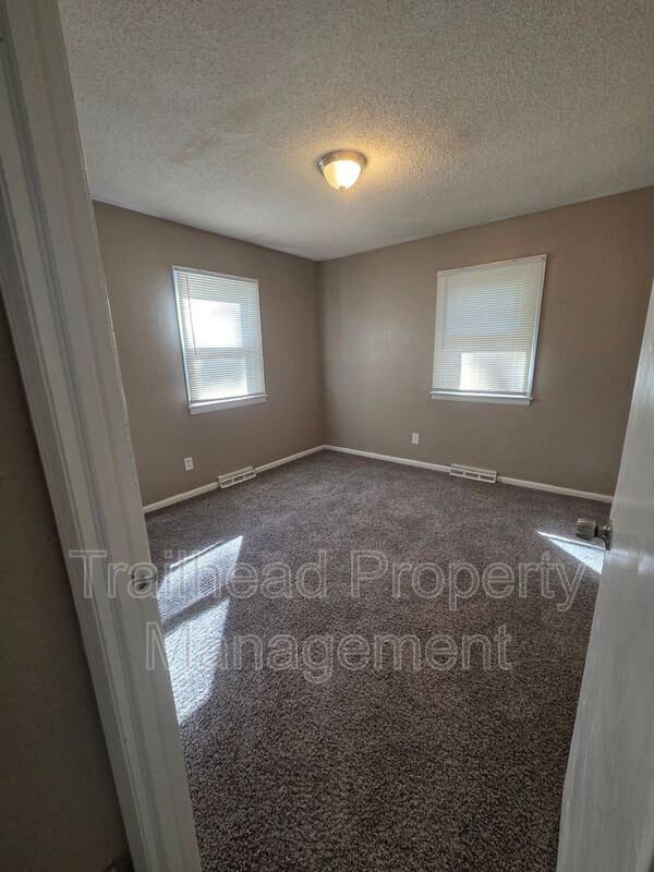 7801 E 48th St - Photo 4 of 16