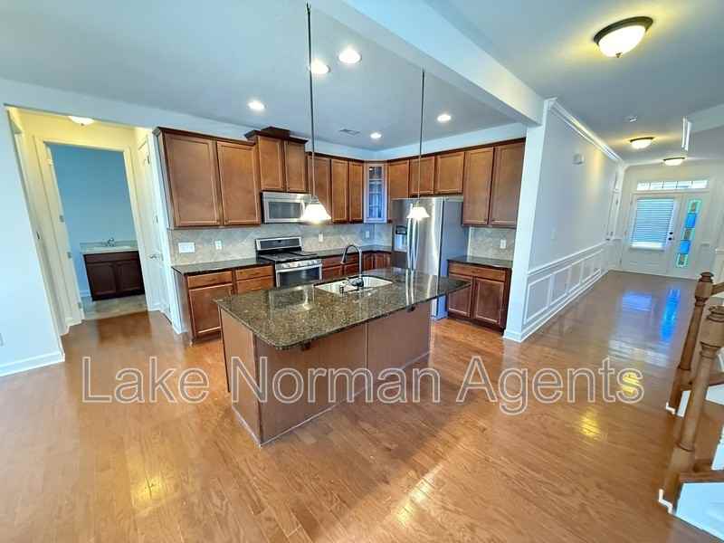 111 Edenton Ln - Photo 4 of 26