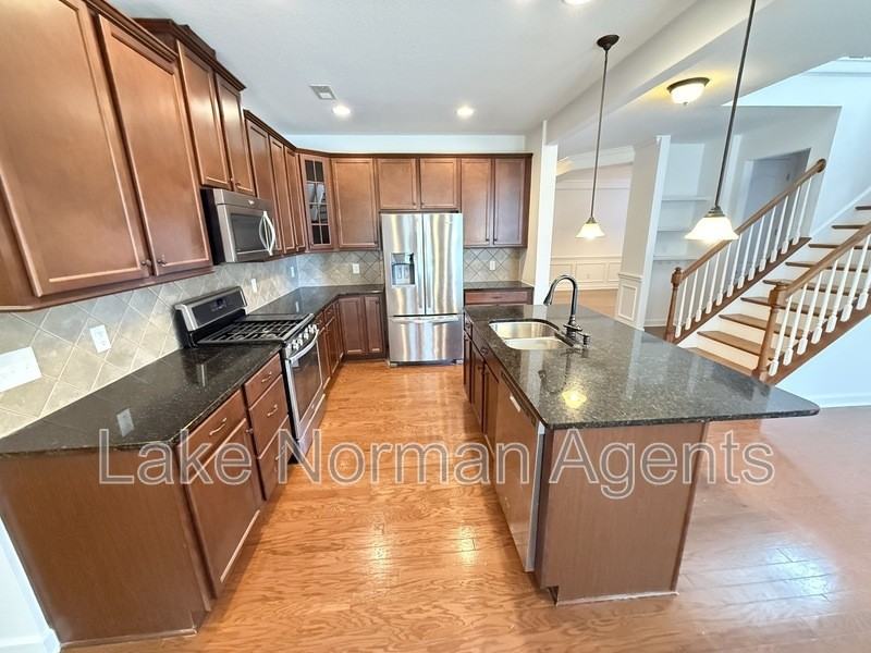 111 Edenton Ln - Photo 5 of 26