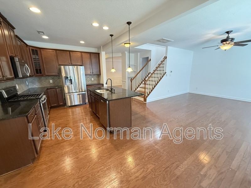 111 Edenton Ln - Photo 6 of 26
