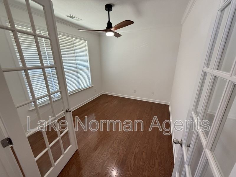 111 Edenton Ln - Photo 7 of 26