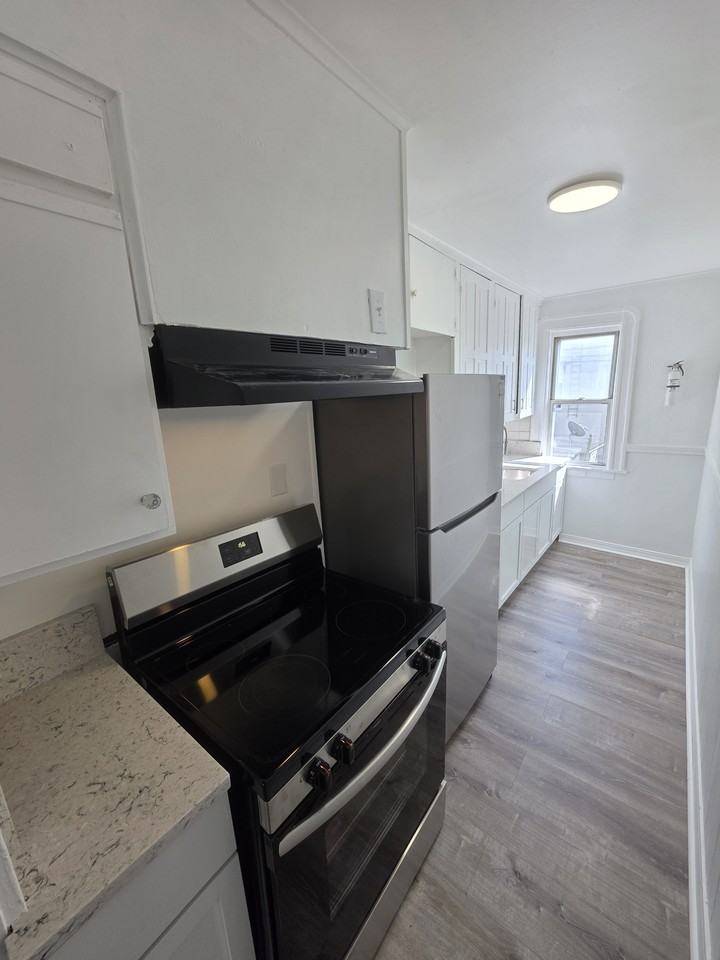212-214 Burnside Ave - Photo 5 of 35