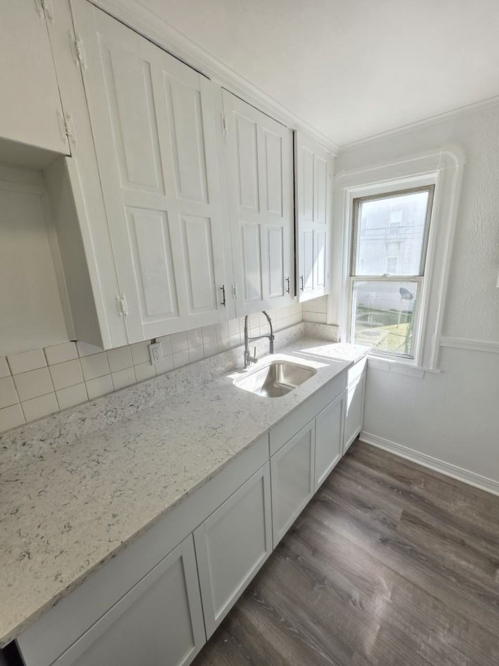 212-214 Burnside Ave - Photo 6 of 35