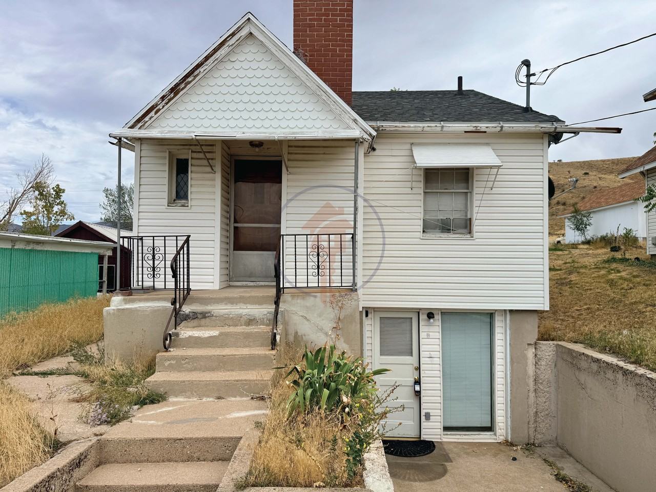 437 S Main St - Photo 3 of 8