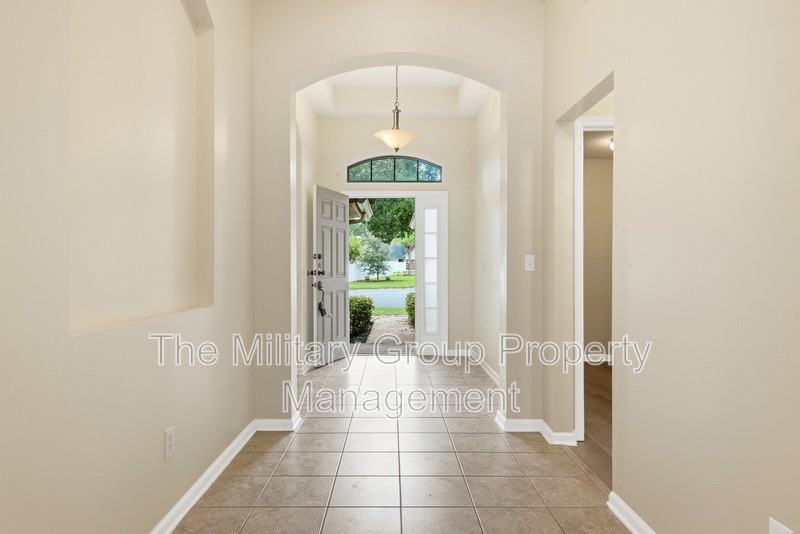 1059 Maple Ln - Photo 3 of 46