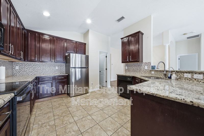 1059 Maple Ln - Photo 4 of 46