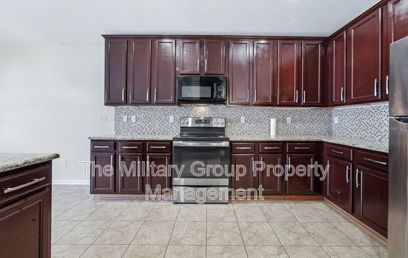 1059 Maple Ln - Photo 5 of 46