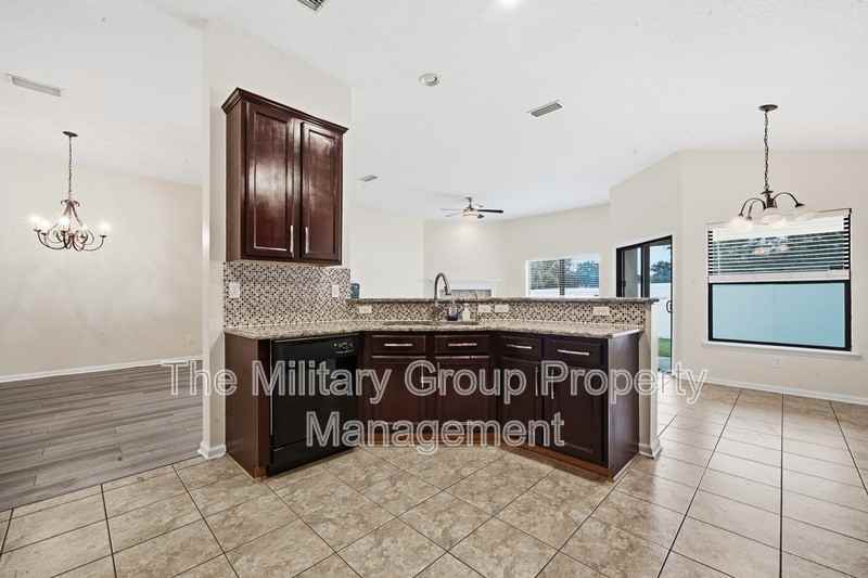1059 Maple Ln - Photo 6 of 46