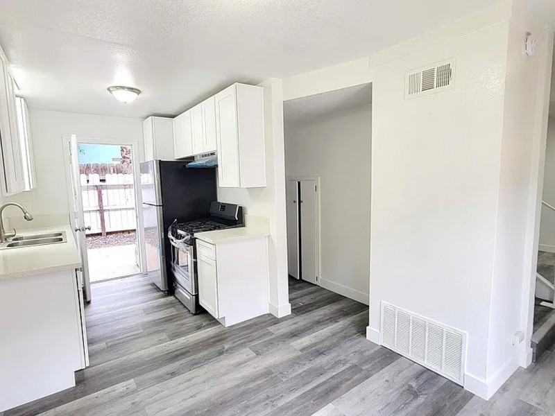 1060 E Washington Ave #3 - Photo 3 of 15