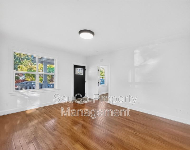 1499 S Beech St - Photo 4 of 27