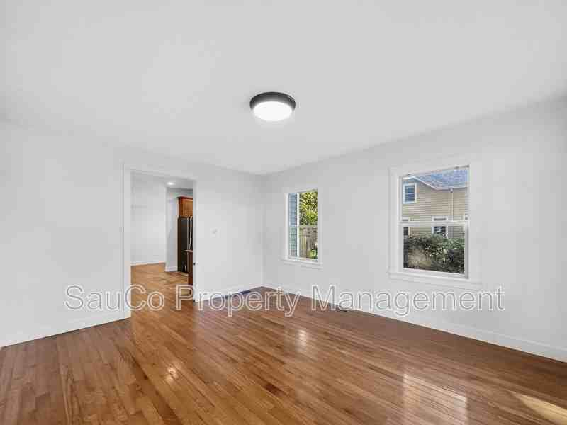 1499 S Beech St - Photo 5 of 27