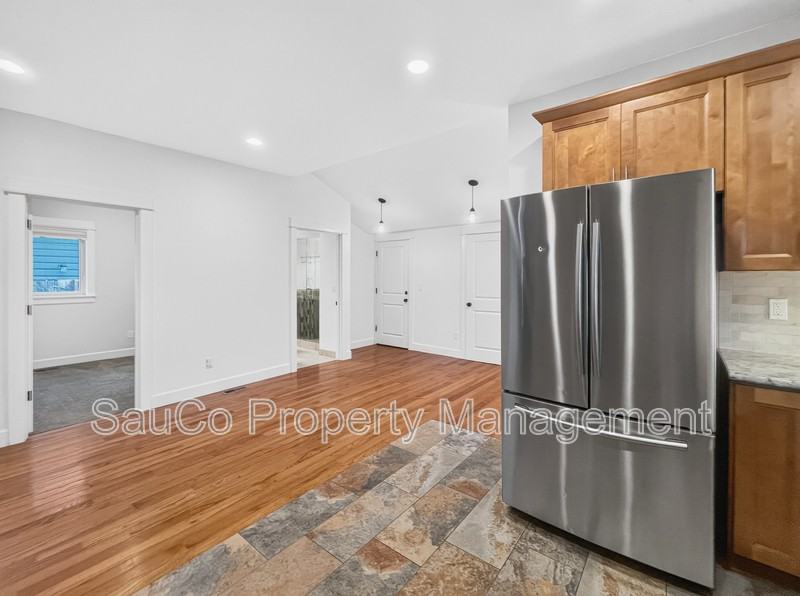 1499 S Beech St - Photo 7 of 27