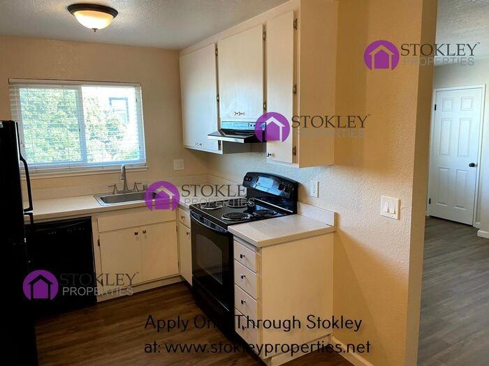 305 E St - Photo 2 of 13