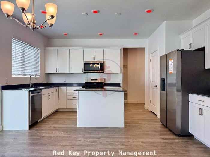 653 W 1360 N - Photo 2 of 28