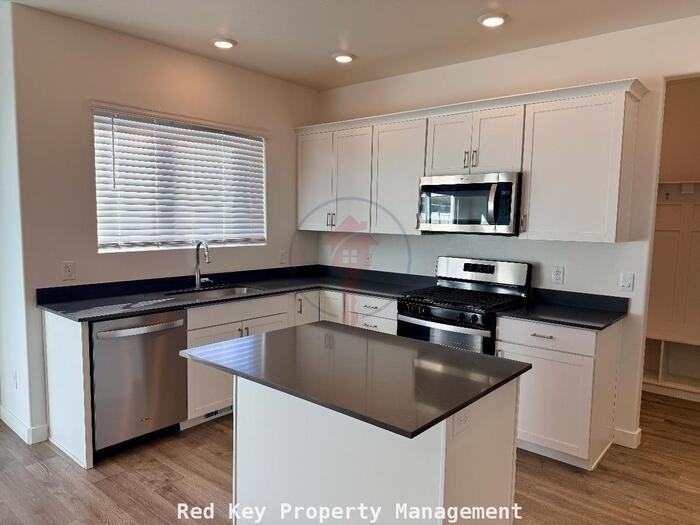 653 W 1360 N - Photo 3 of 28