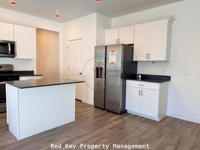 653 W 1360 N - Photo 4 of 28