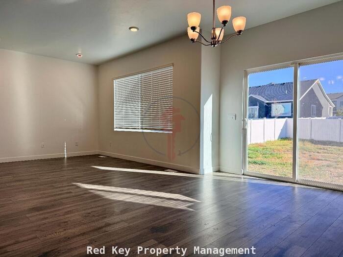 653 W 1360 N - Photo 6 of 28