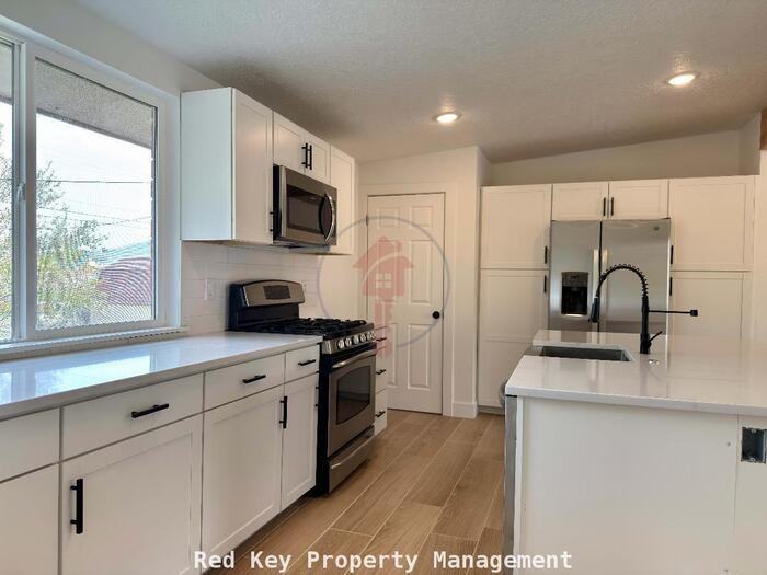 543 Stansbury Ave #A - Photo 4 of 14