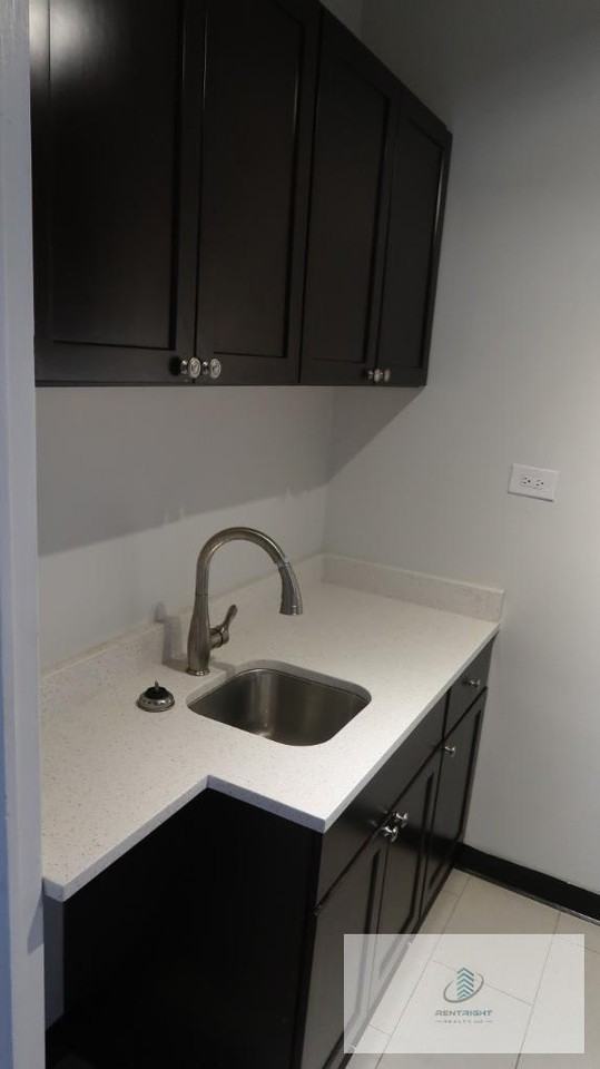 534 W Stratford Pl #308 - Photo 2 of 12