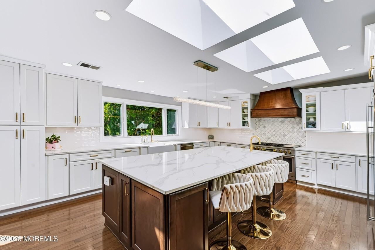 6 Ramapo Ct - Photo 3 of 50