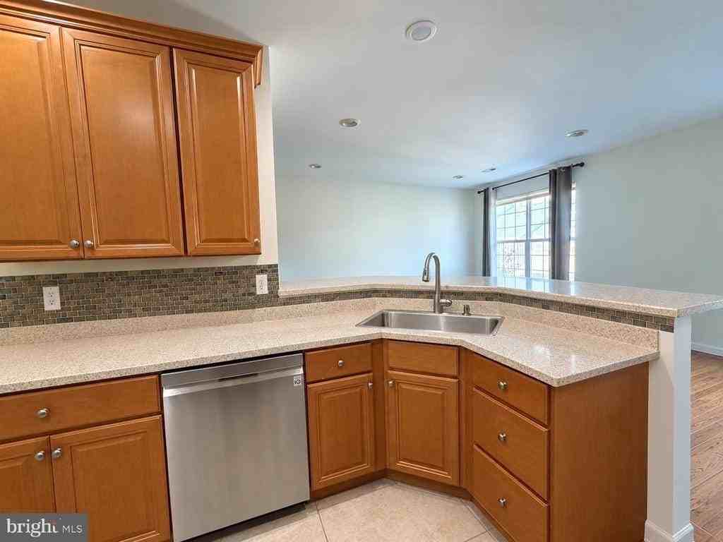 93 Hoover Ave - Photo 3 of 9