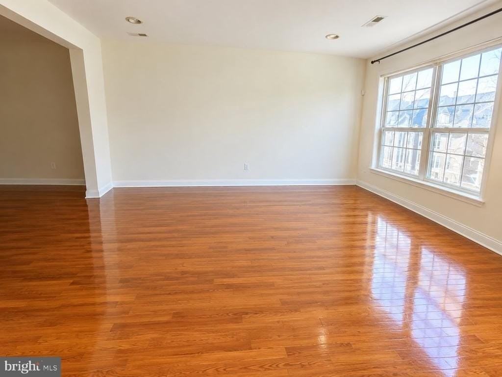 93 Hoover Ave - Photo 6 of 9