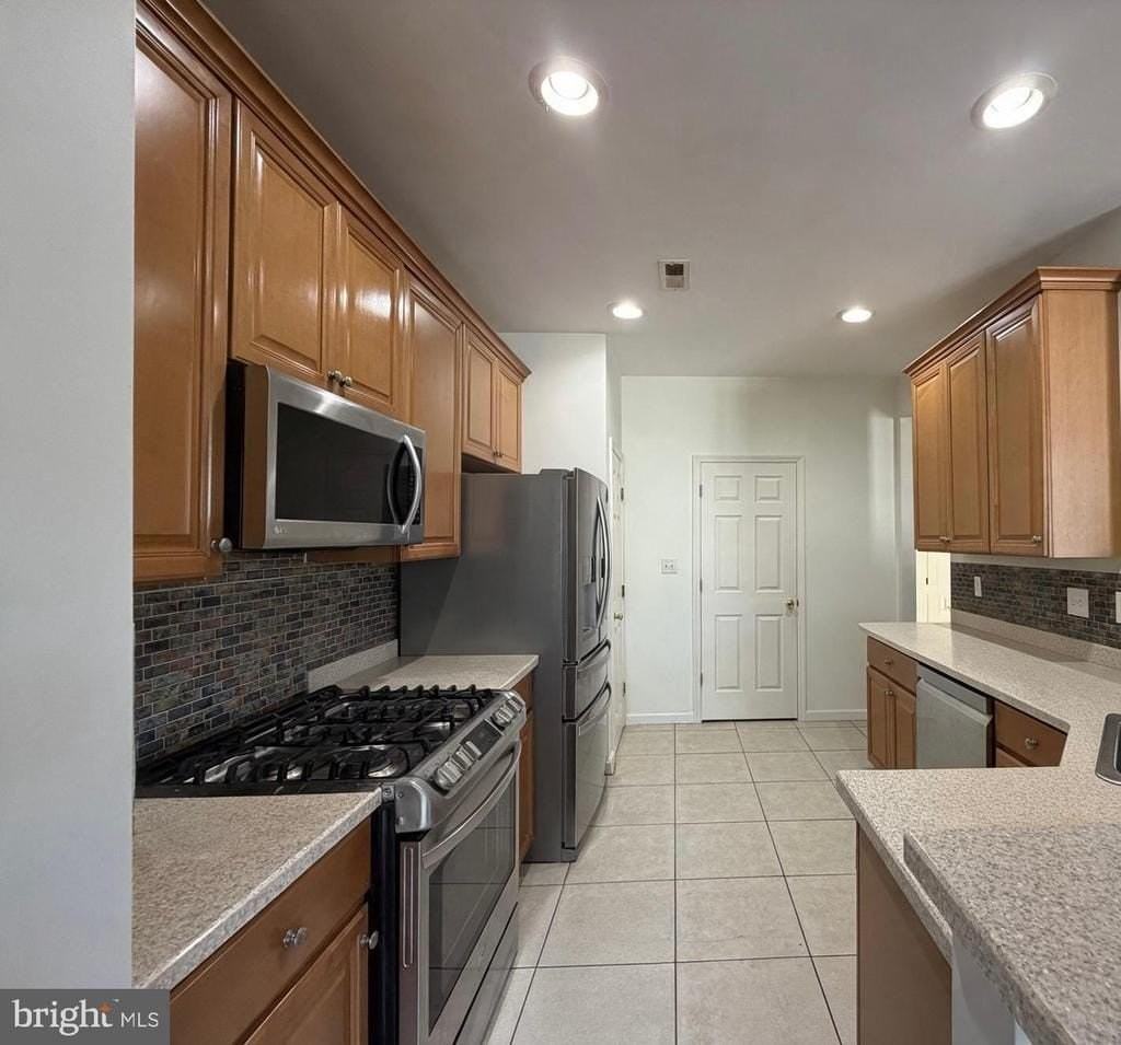 93 Hoover Ave - Photo 7 of 9