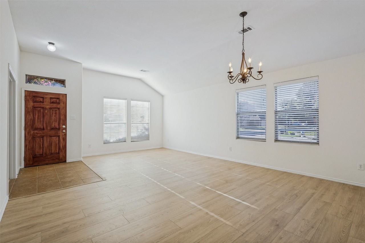 1120 Oakbrook St - Photo 2 of 18