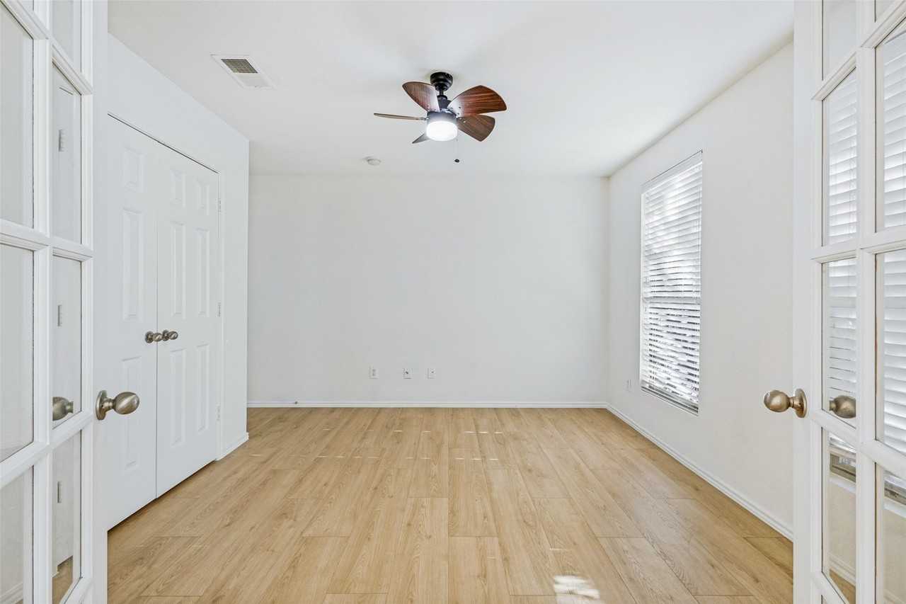 1120 Oakbrook St - Photo 3 of 18