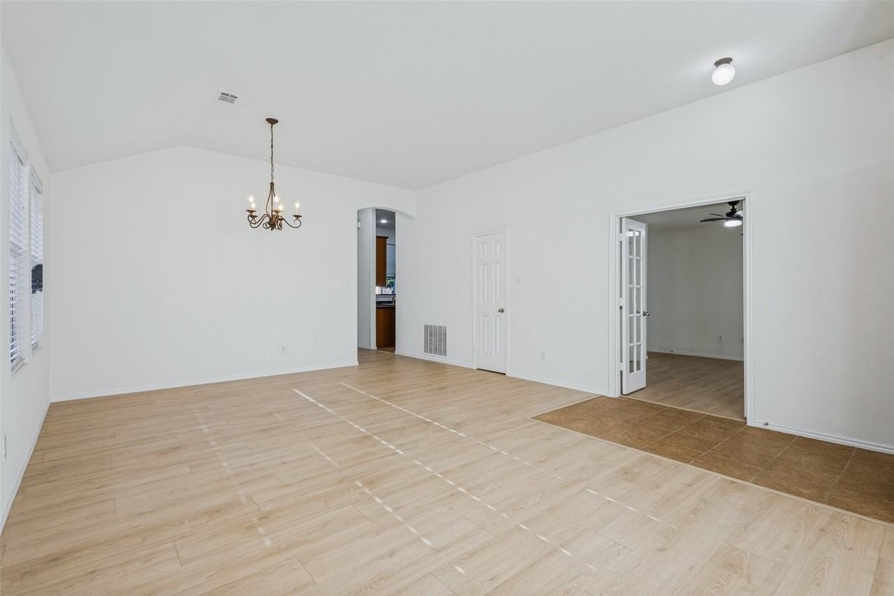 1120 Oakbrook St - Photo 4 of 18