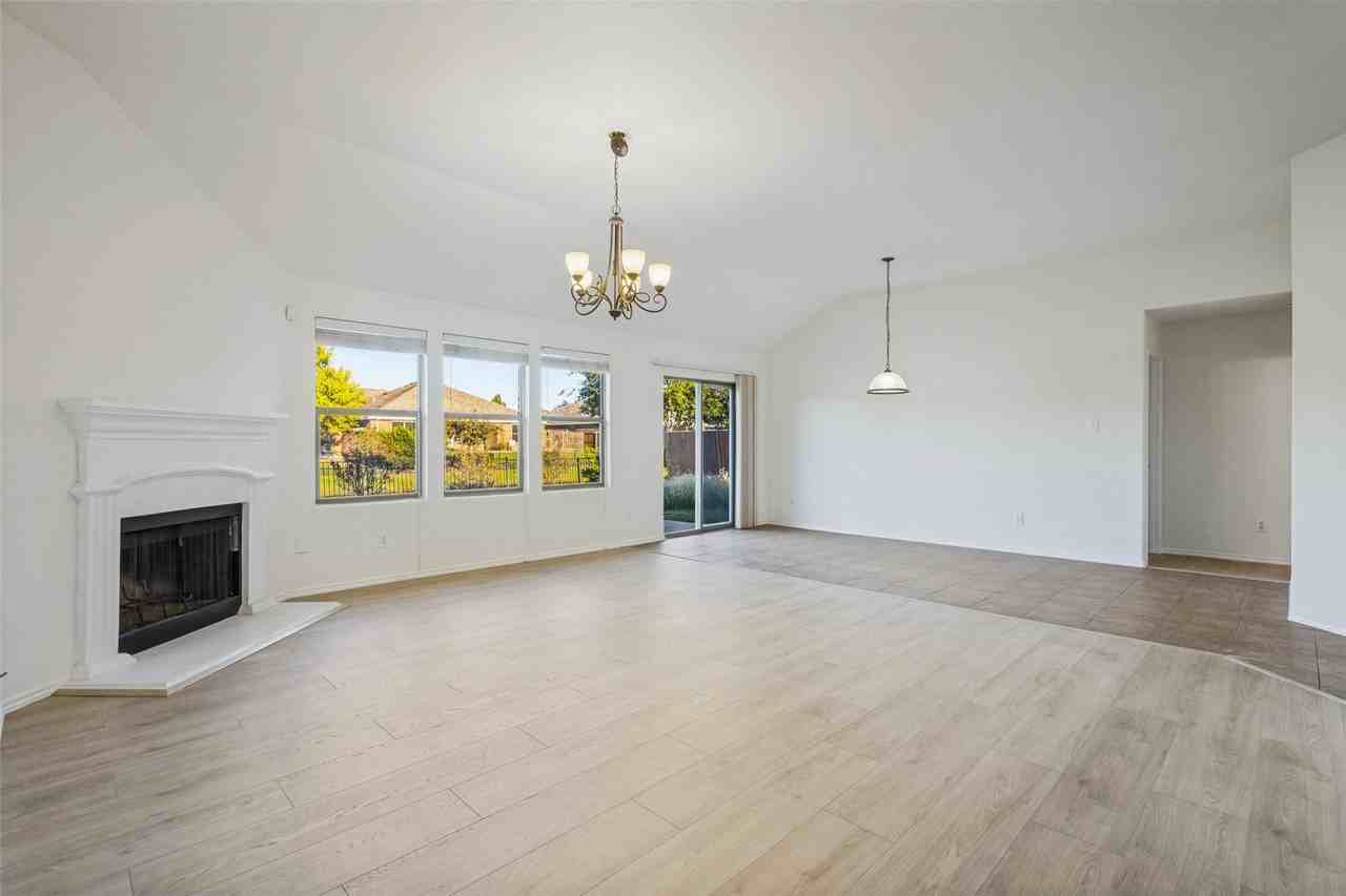 1120 Oakbrook St - Photo 5 of 18