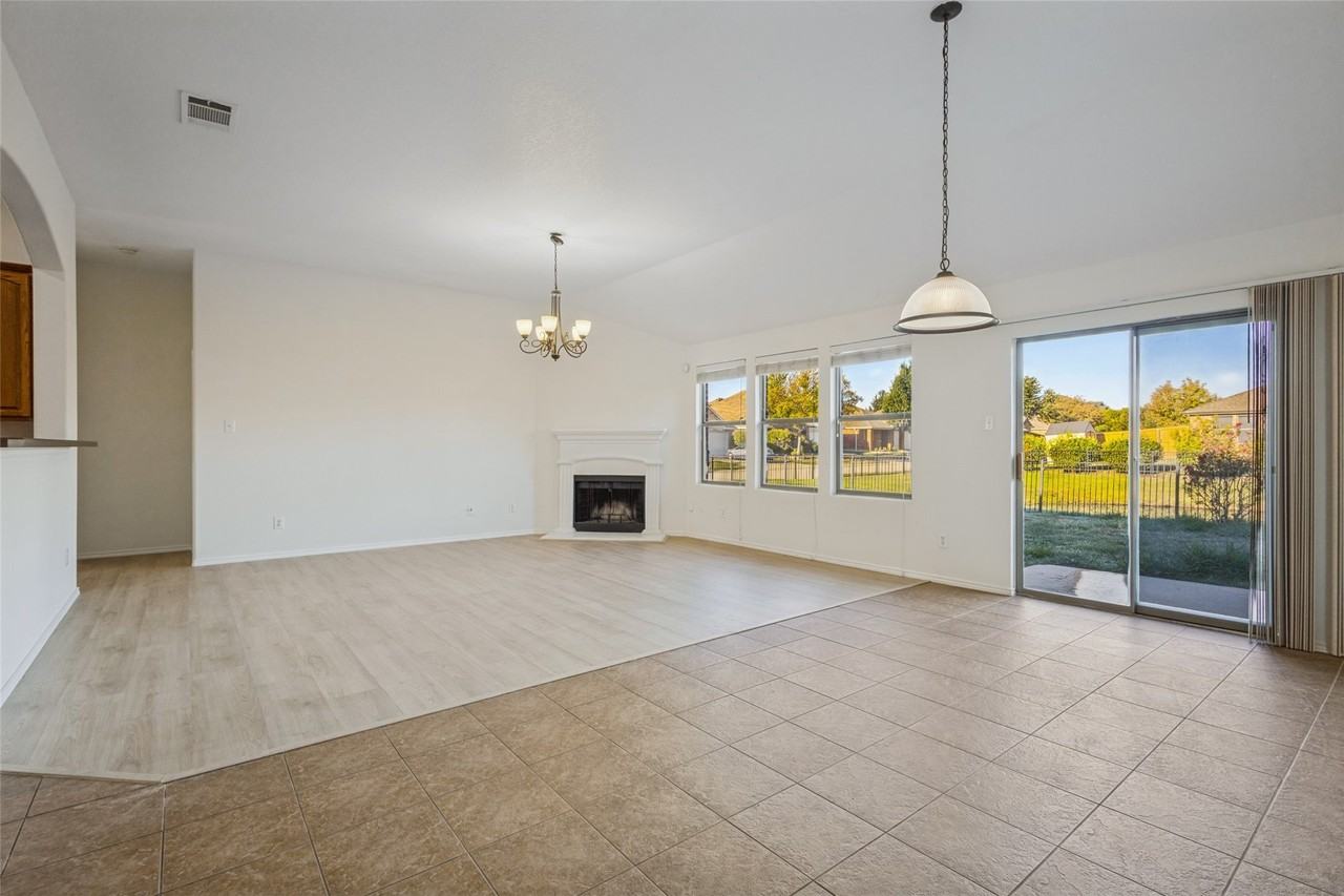 1120 Oakbrook St - Photo 6 of 18
