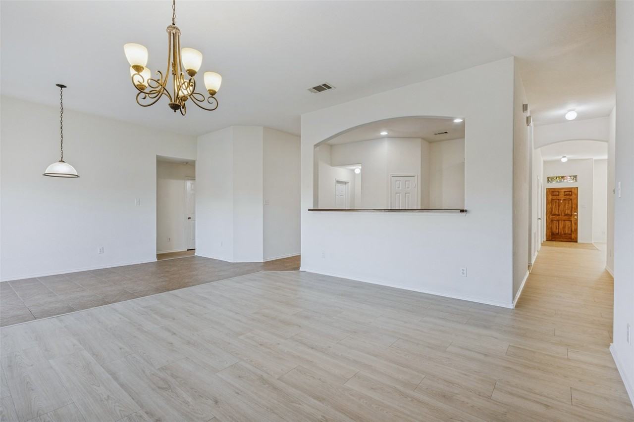 1120 Oakbrook St - Photo 7 of 18