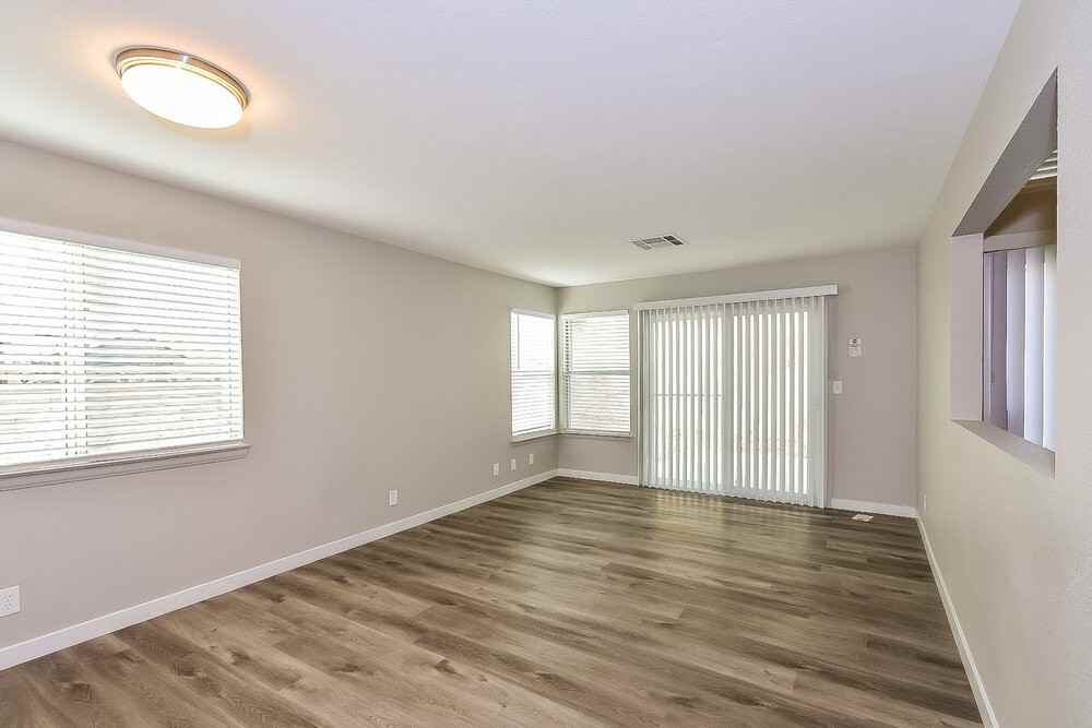 2405 Sun Shores Dr - Photo 4 of 17