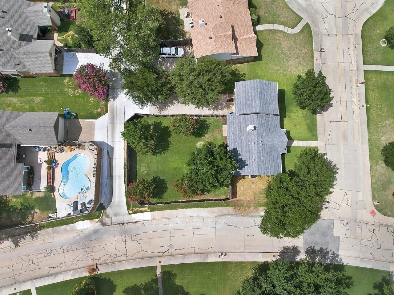 2037 Oakbluff Cir - Photo 2 of 3