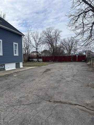 8857 Charlevoix St - Photo 3 of 24