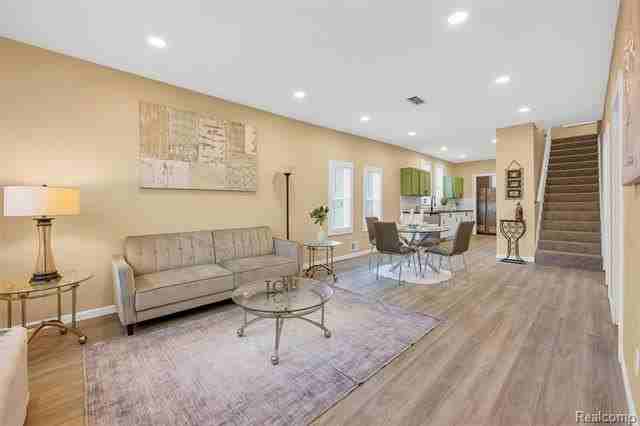 8857 Charlevoix St - Photo 4 of 24