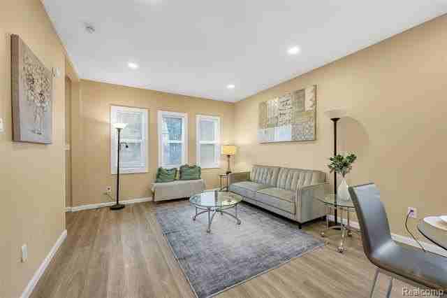 8857 Charlevoix St - Photo 5 of 24