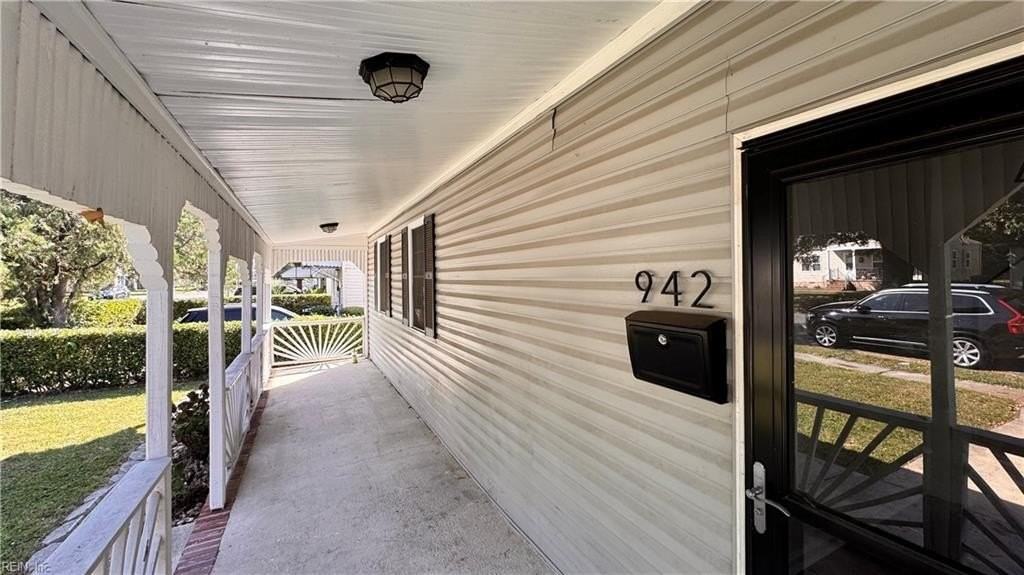 942 Douglas Ave - Photo 4 of 16