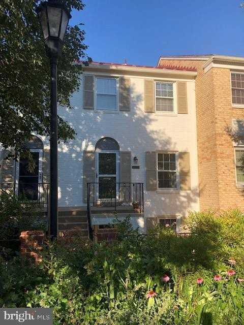 3249 Sutton Pl Nw Apt B #B - Photo 2 of 9