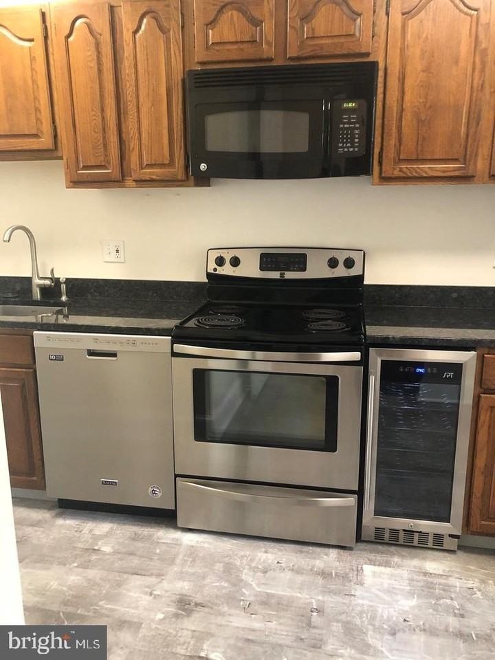 3249 Sutton Pl Nw Apt B #B - Photo 4 of 9