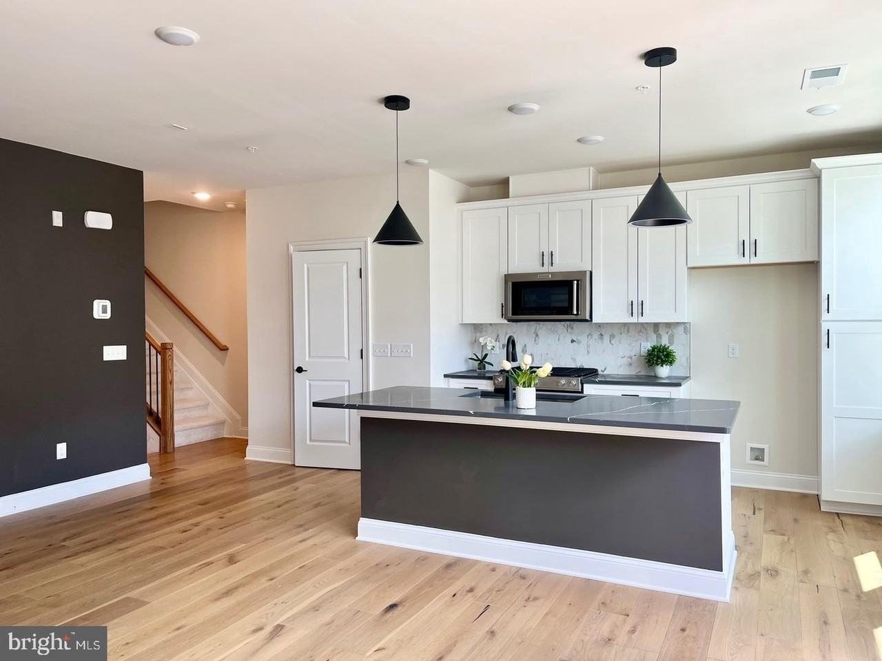 805 Shay Blvd - Photo 6 of 38