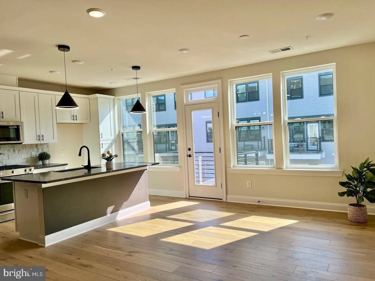805 Shay Blvd - Photo 7 of 38
