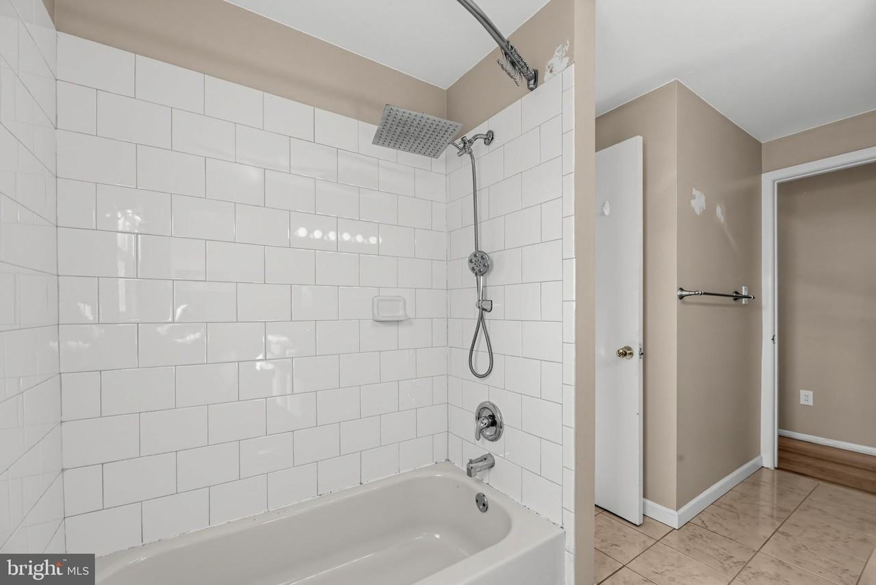 4 Roslyn Rd - Photo 4 of 28