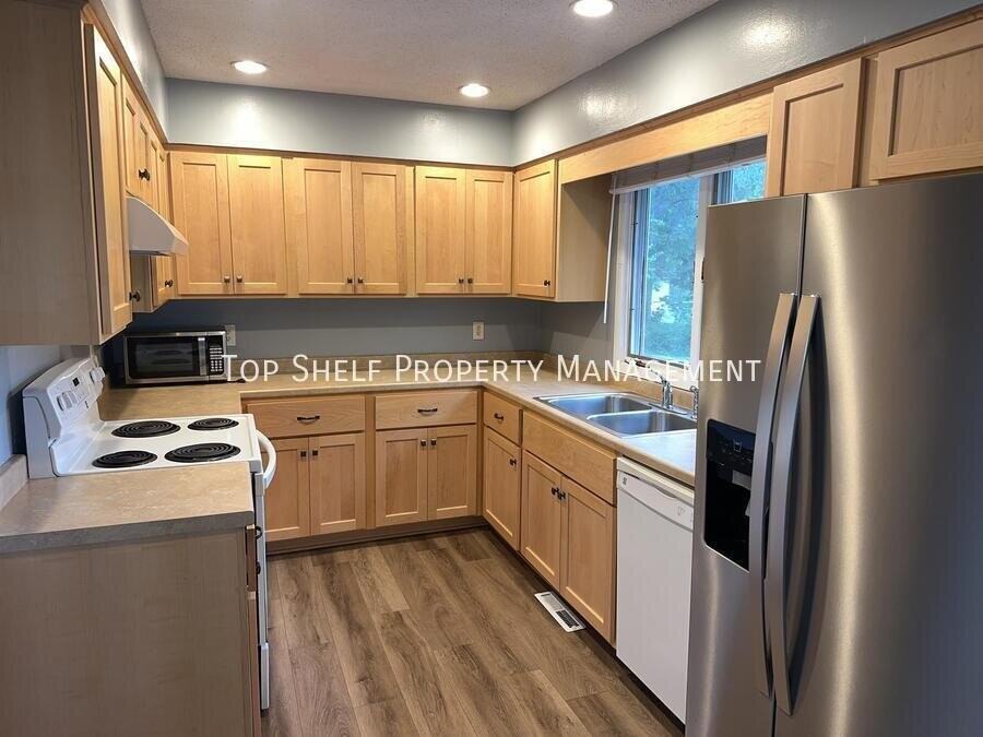 300 E Park Ave - Photo 2 of 11