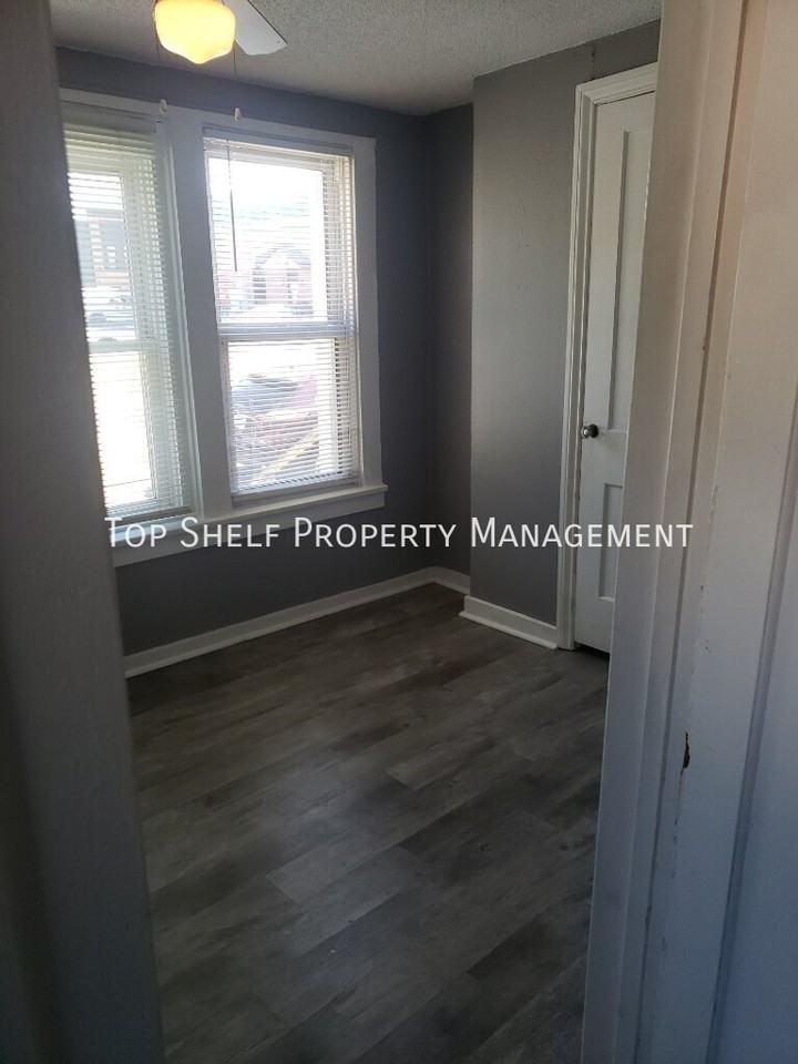 1410 32nd St - Photo 6 of 10