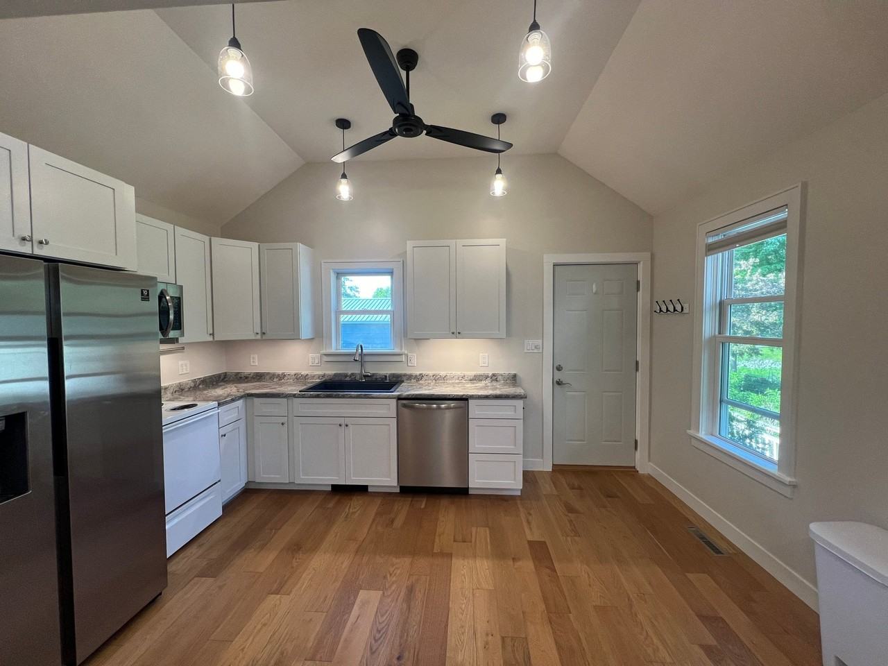 809 6th St Se #1 - Photo 2 of 15