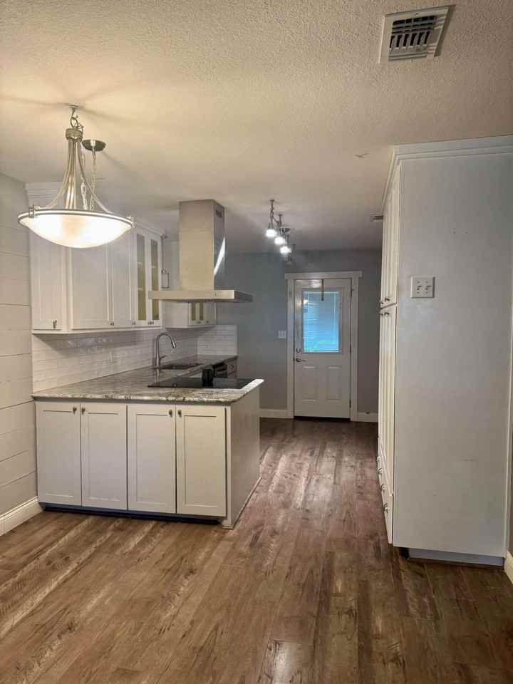 2100 Austin St #1 - Photo 6 of 12